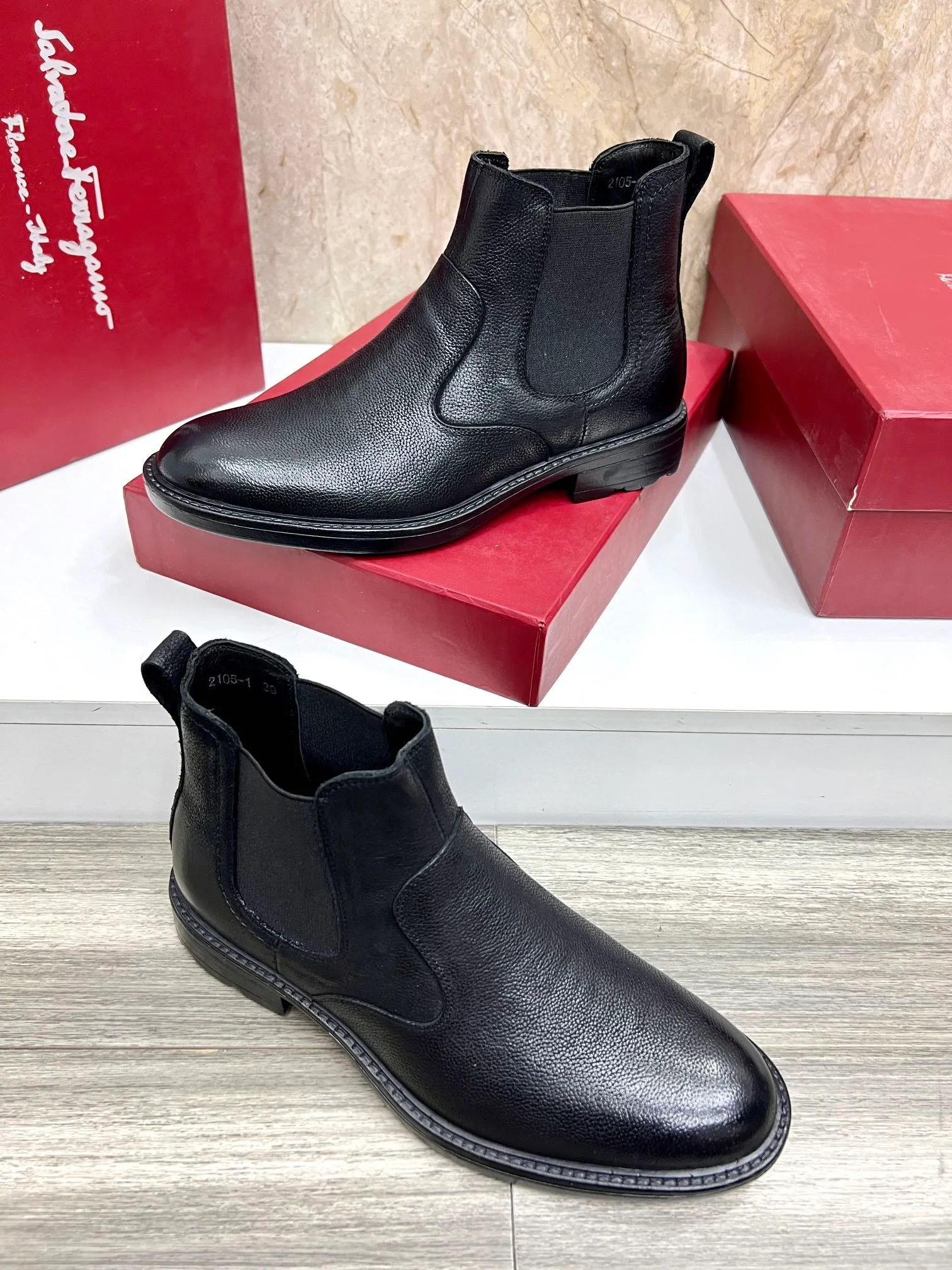 Original order quality: Men's shoes 💰700 Brand: Ferragamo (Ferragamo) One size larger: Men's size 38-44 (45 customized) Grade: Same style as the official website High-end men's shoes Material: Original cowhide, cowhide lining, original outsole Style category: Chelsea men's boots Fashion trend Color: Actual picture